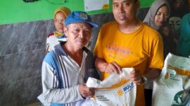Bantuan Beras dari Kemensos Desa Buniwangi Kecamatan Palabuhanratu, (GELIATMEDIA.COM/ red)