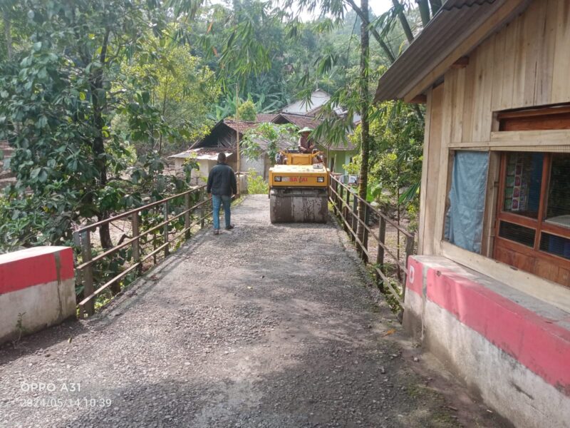 Pengaspalan Jalan Desa kampung Bangbayan Desa Cikelat Kecamatan Cisolok, ( GELIATMEDIA.COM/Asep T)