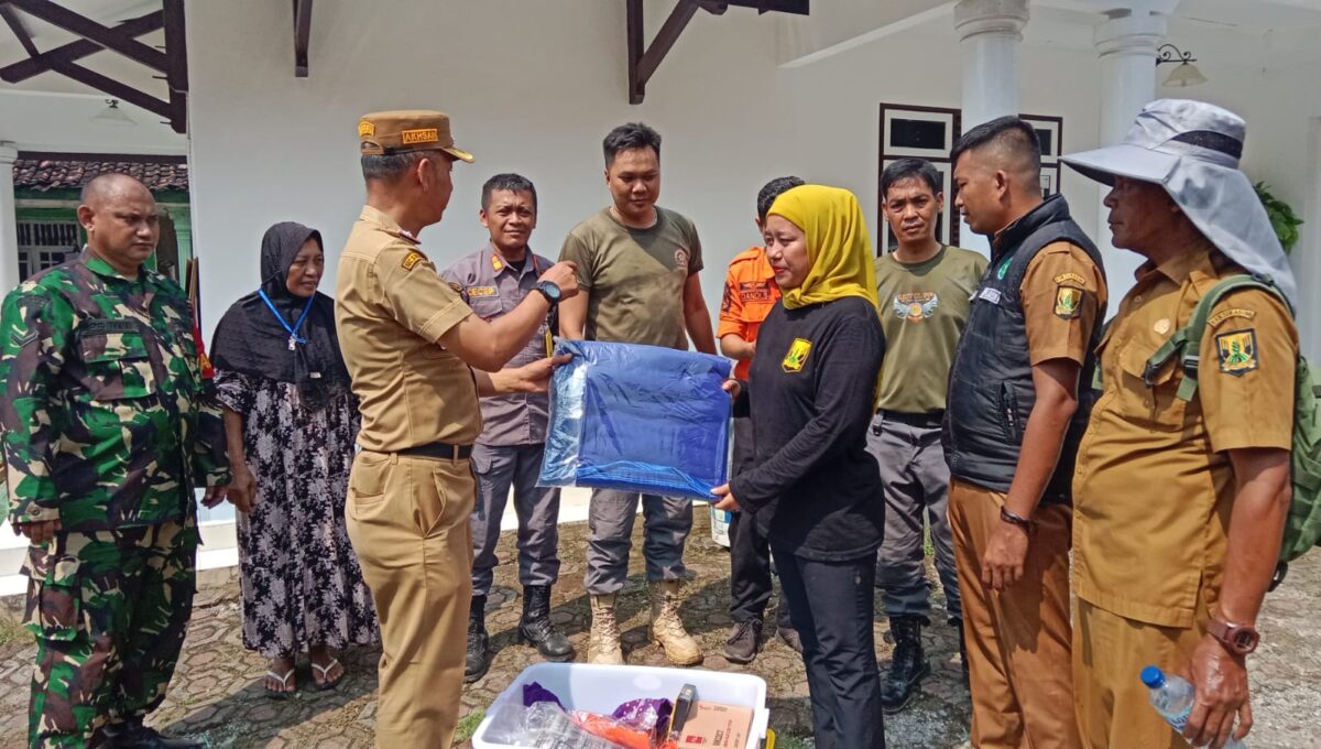 Berikan bantuan terdampak Gempa bumi di kecamatan Simpenan,(GELIATMEDIA.COM/Asep T)