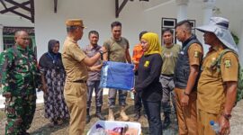 Berikan bantuan terdampak Gempa bumi di kecamatan Simpenan,(GELIATMEDIA.COM/Asep T)