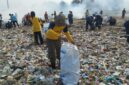 Kecamatan Simpenan Gandeng Dinas Lingkungan Hidup Bersih Bersih di Sepanjang Pantai,(GELIATMEDIA.COM/Asrp T)