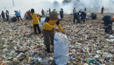Kecamatan Simpenan Gandeng Dinas Lingkungan Hidup Bersih Bersih di Sepanjang Pantai,(GELIATMEDIA.COM/Asrp T)