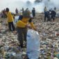 Kecamatan Simpenan Gandeng Dinas Lingkungan Hidup Bersih Bersih di Sepanjang Pantai,(GELIATMEDIA.COM/Asrp T)