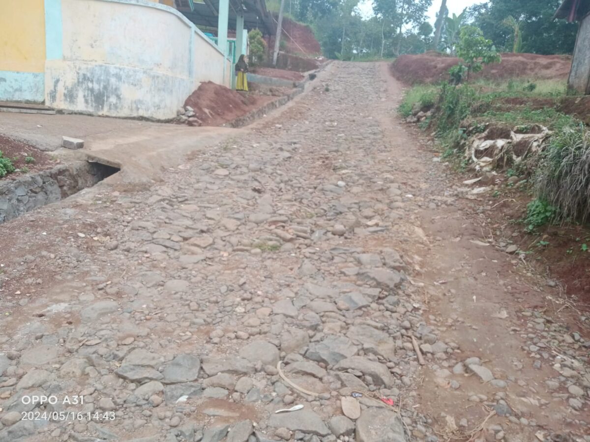 Desa Gunung Karamat Kecamatan Cisolok Kabupaten Sukabumi Pengaspalan Jalan Dari Anggaran DD Belum Dilaksakan,(GELIATMEDIA.COM/Asep T)