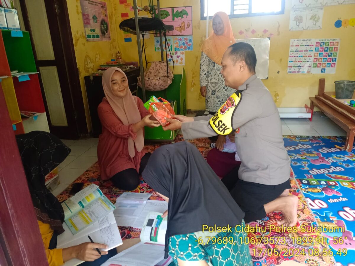Kapolsek Cidahu Berikan Bantuan Tambahan Makan Untuk Anak-Anak Cegah Stunting