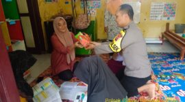 Kapolsek Cidahu Berikan Bantuan Tambahan Makan Untuk Anak-Anak Cegah Stunting