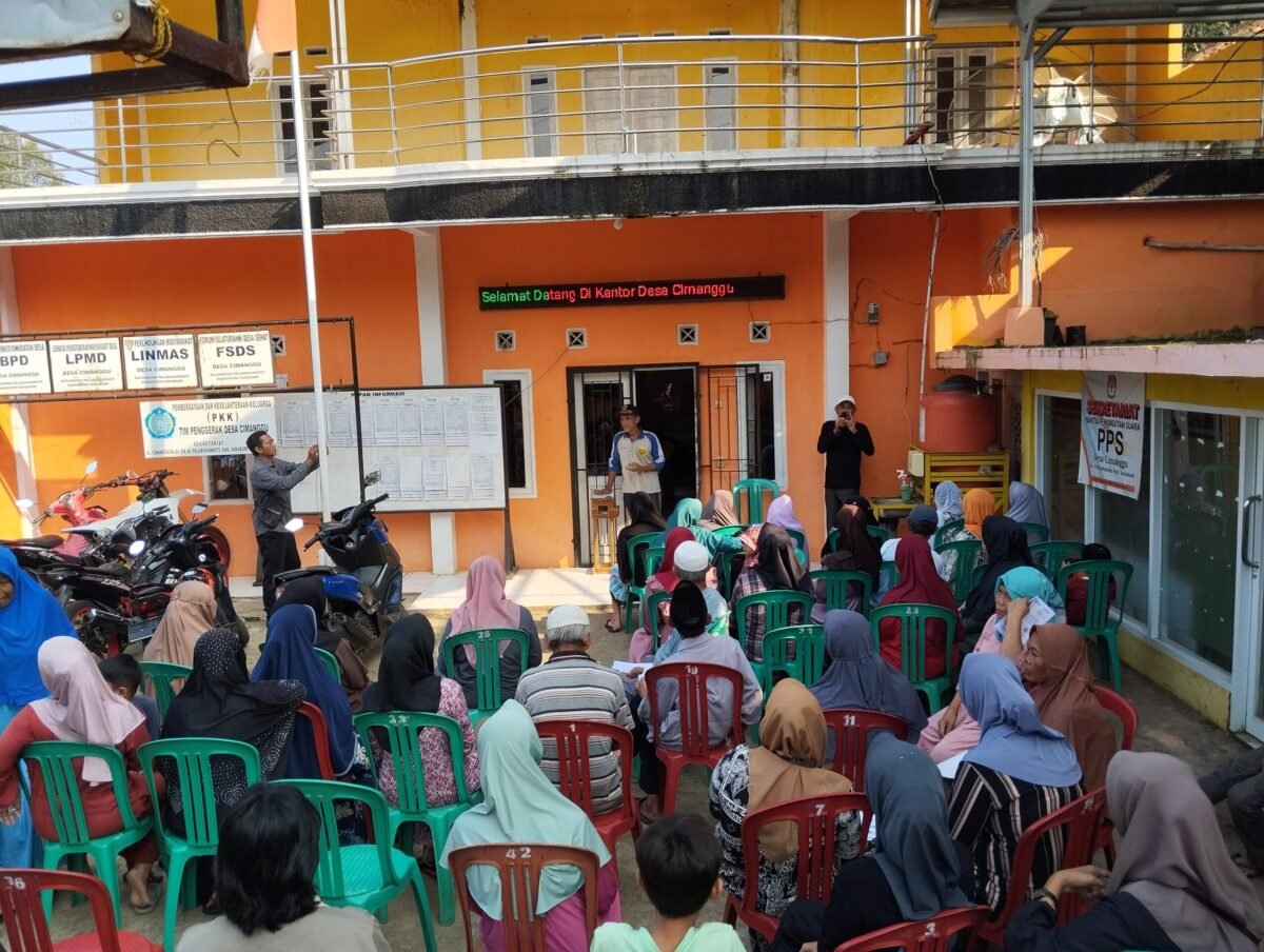 Pembagian Beras Dari Kementerian Sosial di Halaman Kantor Desa Cimanggu, ( GELIATMEDIA.COM/Gandi setiawan)