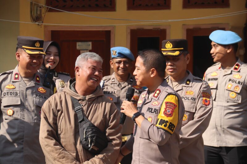 Polres Sukabumi Distribusikan Air Bersih Untuk  Masyarskat kp sumur bandung Rt 002/019 Desa Citepus Palabuhanratu,(GELIATMEDIA.COM /Humas Polres sukabumi)