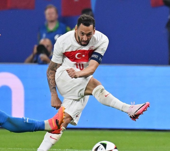 Dramatis! Turki raih tiket ke babak 16 besar Euro 2024 setelah mengalahkan Republik Ceko 2-1. Hakan Calhanoglu dan Cenk Tosun jadi pahlawan kemenangan. | Instagram/@euro2024