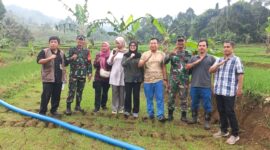 Batuud Dan Babinsa Koramil 0622-01/Cisolok Dampingi Petugas Kementerian Pertanian Pengecekan Pompanisasi,(GELIATMEDIA)