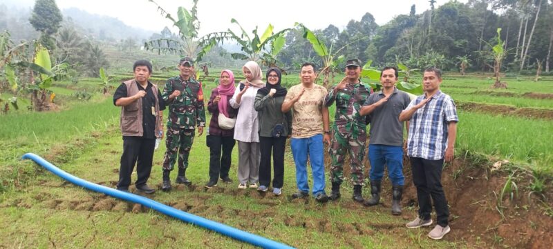 Batuud Dan Babinsa Koramil 0622-01/Cisolok Dampingi Petugas Kementerian Pertanian Pengecekan Pompanisasi,(GELIATMEDIA)