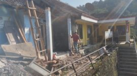 Kantor Desa Gandasoli Kecamatan Cikakak Kini mulai di Perbaiki gunakan anggaran bantuan Propisi Jawa Barat,( GELIATMEDIA.COM)