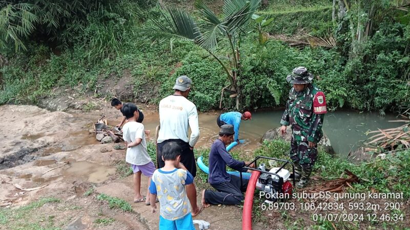 Babinsa Koramil 0622-01/Cisolok Dampingi Pemasangan Pompa Air Program Pompanisasi Kementan