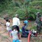 Babinsa Koramil 0622-01/Cisolok Dampingi Pemasangan Pompa Air Program Pompanisasi Kementan