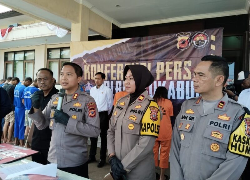 Polres Sukabumi berhasil mengungkap kasus pembunuhan berencana di Gegerbitung. Dua sejoli ditangkap setelah menghabisi nyawa seorang wanita di dalam mobil dengan motif perampokan.