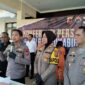 Polres Sukabumi berhasil mengungkap kasus pembunuhan berencana di Gegerbitung. Dua sejoli ditangkap setelah menghabisi nyawa seorang wanita di dalam mobil dengan motif perampokan.