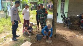 Babinsa Karang Papak Bantu Kerja Bakti Perbaikan Jalan
Desa