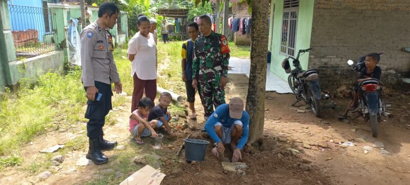 Babinsa Karang Papak Bantu Kerja Bakti Perbaikan Jalan
Desa