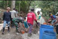 Bersama Warga Babinsa Tonjong Laksanakan Kerja Bakti Pengecoran Jalan