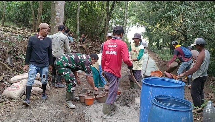 Bersama Warga Babinsa Tonjong Laksanakan Kerja Bakti Pengecoran Jalan