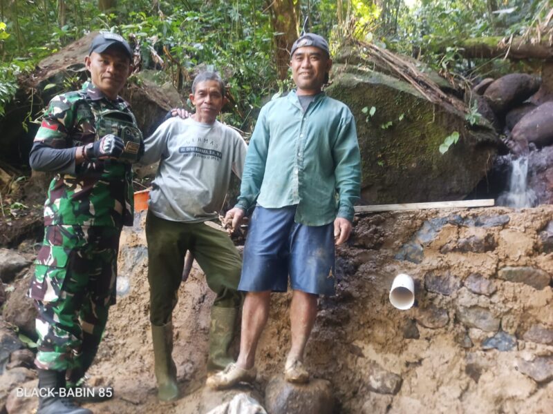 Wujud Kepedulian Terhadap Warga, Babinsa Sirnarasa Monitoring Pembangunan IRPOM Poktani