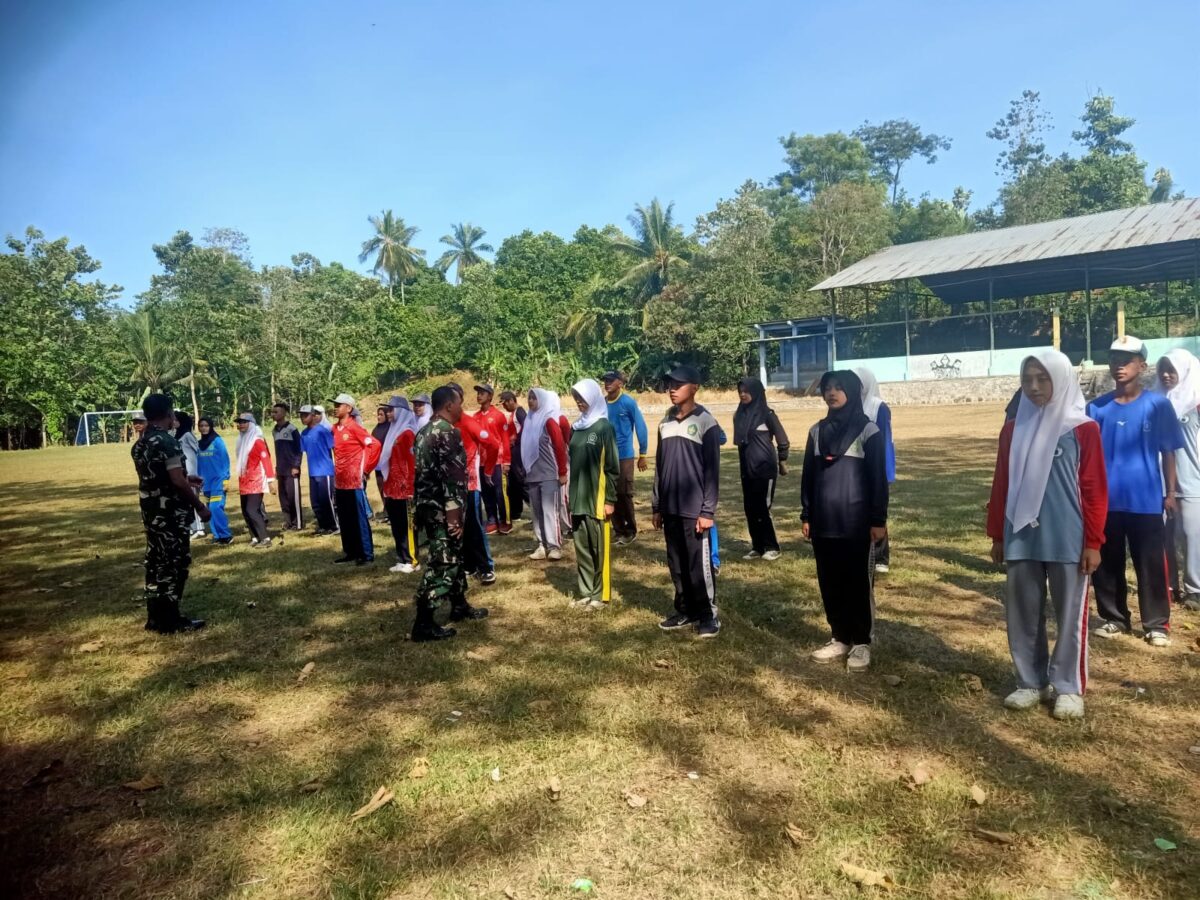 Menjelang HUT RI, anggota Koramil 2201/Cisolok Laksanakan Giat Pelatihan Paskibra Kecamatan Cikakak