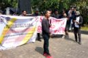 LPI Gelar Aksi Unras Didepan Kantor Inspektorat Kabupaten Sukabumi Tuntut LHP 85 Desa Diserahkan Ke APH