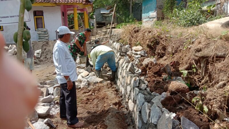 Bersama Warga, Babinsa Mekar Asih Laksanakan Pembangunan TPT