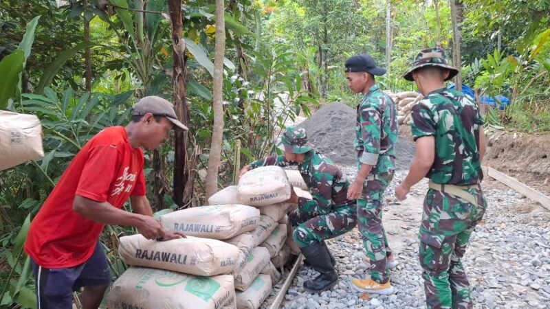 Anggota Koramil 2201/Cisolok, Laksanakan Giat TMMD Di Daerah Cikidang