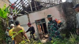 Babinsa Koramil 2202/Palabuhanratu Melaksanakan Karya Bakti Pembangunan RTLH