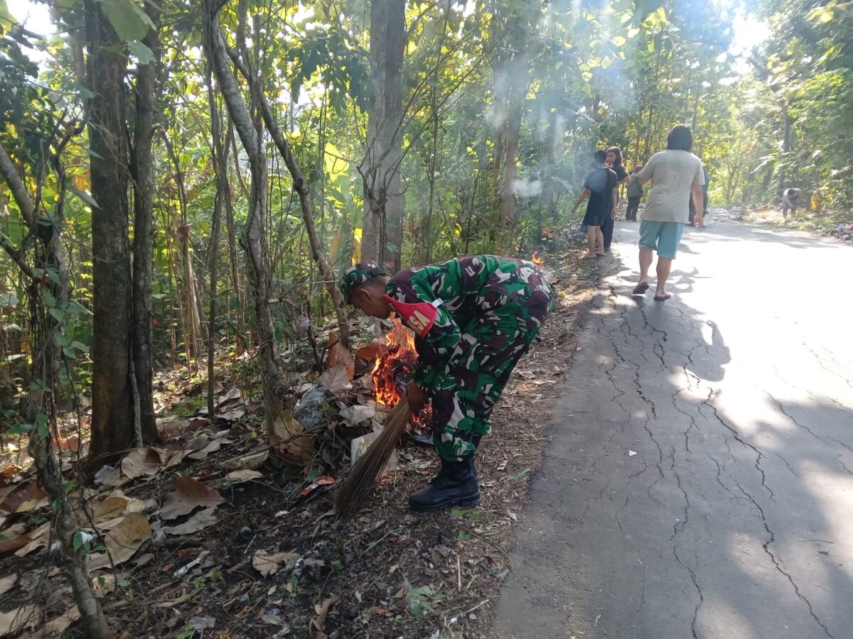 Ciptakan Lingkungan Bersih, Babinsa Wangunsari Bersama Warga Bersihkan Jalan Desa