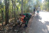 Ciptakan Lingkungan Bersih, Babinsa Wangunsari Bersama Warga Bersihkan Jalan Desa