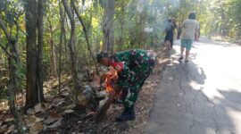 Ciptakan Lingkungan Bersih, Babinsa Wangunsari Bersama Warga Bersihkan Jalan Desa