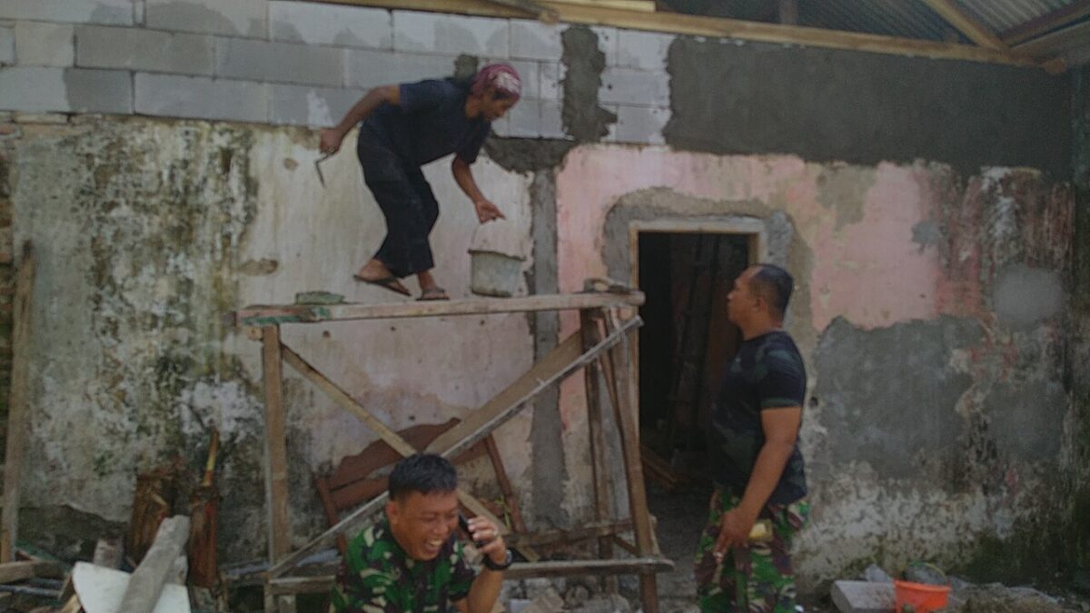 Hari Ke-11, Danramil 2202/Palabuhanratu Dan Anggota Masih Laksanakan Pembangunan Rutilahu