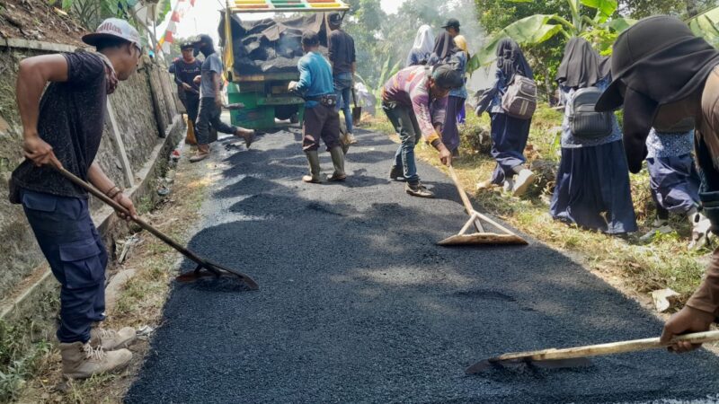 Pengaspalan Jalan Lingkungan, Tingkatkan Perekonomian Masyarakat.