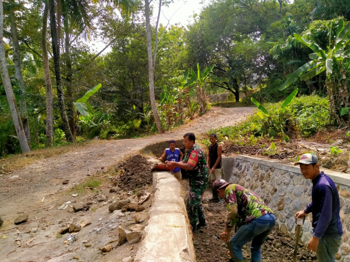 Bersama Warga, Babinsa Tonjong Laksanakan Kerja Bakti Pembersihan Saluran Irigasi