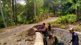 Bersama Warga, Babinsa Tonjong Laksanakan Kerja Bakti Pembersihan Saluran Irigasi