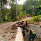 Bersama Warga, Babinsa Tonjong Laksanakan Kerja Bakti Pembersihan Saluran Irigasi