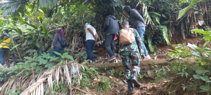 Batuud Koramil 2201/Cisolok Dampingi Dinas Pertanian Cek Saluran Irigasi untuk Optimalisasi Lahan Sawah