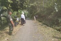 Pemdes Gandasoli Bersama Babinsa Laksanakan Giat Bersihkan Rumput di Sepanjang Jalan Lingkungan