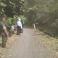 Pemdes Gandasoli Bersama Babinsa Laksanakan Giat Bersihkan Rumput di Sepanjang Jalan Lingkungan
