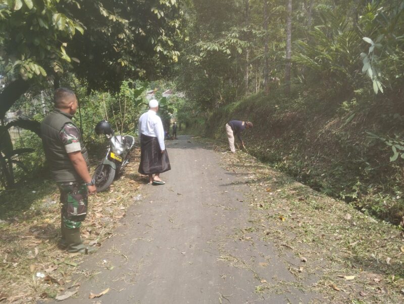 Pemdes Gandasoli Bersama Babinsa Laksanakan Giat Bersihkan Rumput di Sepanjang Jalan Lingkungan