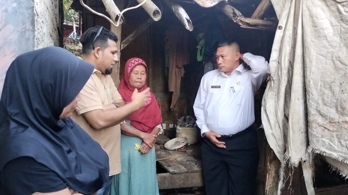 Anggota DPRD Fraksi PKB Salurkan Gaji Pertama untuk Bantu Perbaiki Rumah Tidak Layak Huni di Simpenan