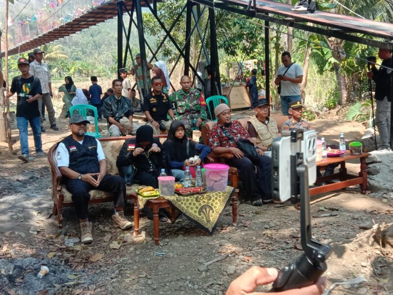 Babinsa 2202/Palabuhanratu Hadiri Acara Peresmian Jembatan Gantung Penghubung Di Wilayah Binaan