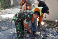 Jalin Kebersamaan Dengan Warga, Babinsa Desa Gunung Tanjung Laksanakan Karya Bakti Perbaikan Jalan