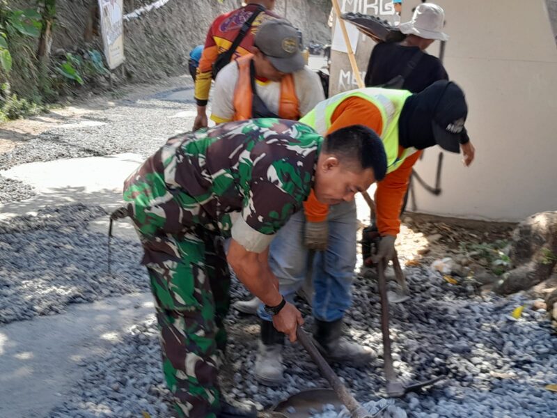 Jalin Kebersamaan Dengan Warga, Babinsa Desa Gunung Tanjung Laksanakan Karya Bakti Perbaikan Jalan