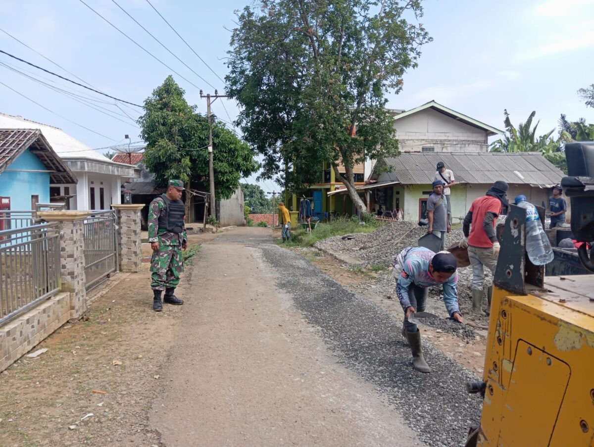 Berikan Pengamanan, Babinsa Koramil 2201/Cisolok Laksanakan Pendampingan Giat Pengaspalan Jalan Desa