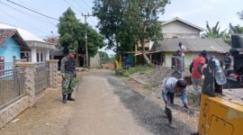 Berikan Pengamanan, Babinsa Koramil 2201/Cisolok Laksanakan Pendampingan Giat Pengaspalan Jalan Desa