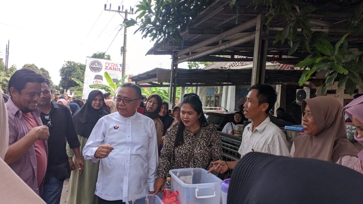 Calon Bupati Iyos Somantri Disambut Meriah di Mariuk Simpenan, Ratusan Warga Serbu Stand UMKM Gratis