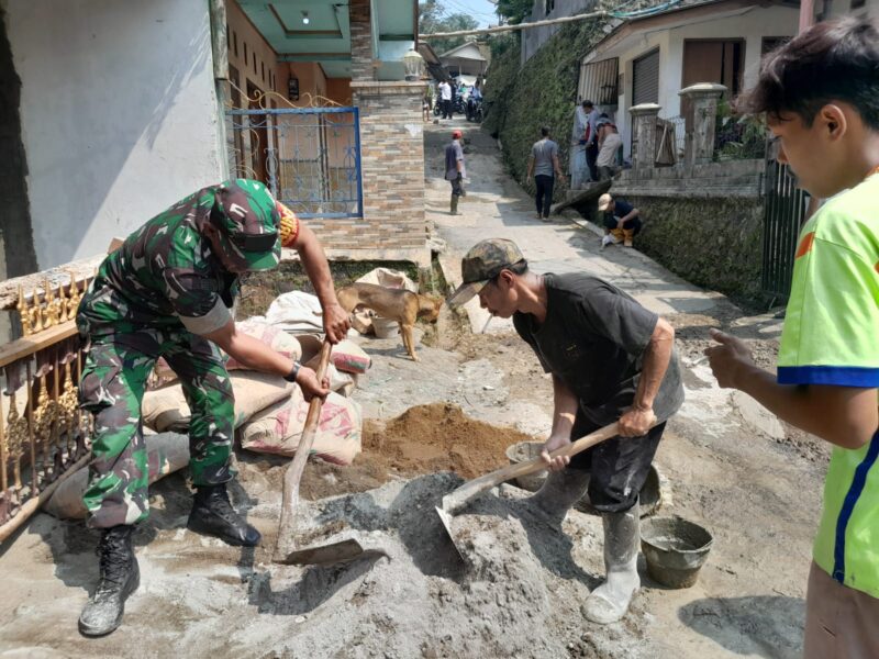 Bersama Warga, Babinsa Gunung Tanjung Koramil 2201/Cisolok Laksanakan Karya Bakti